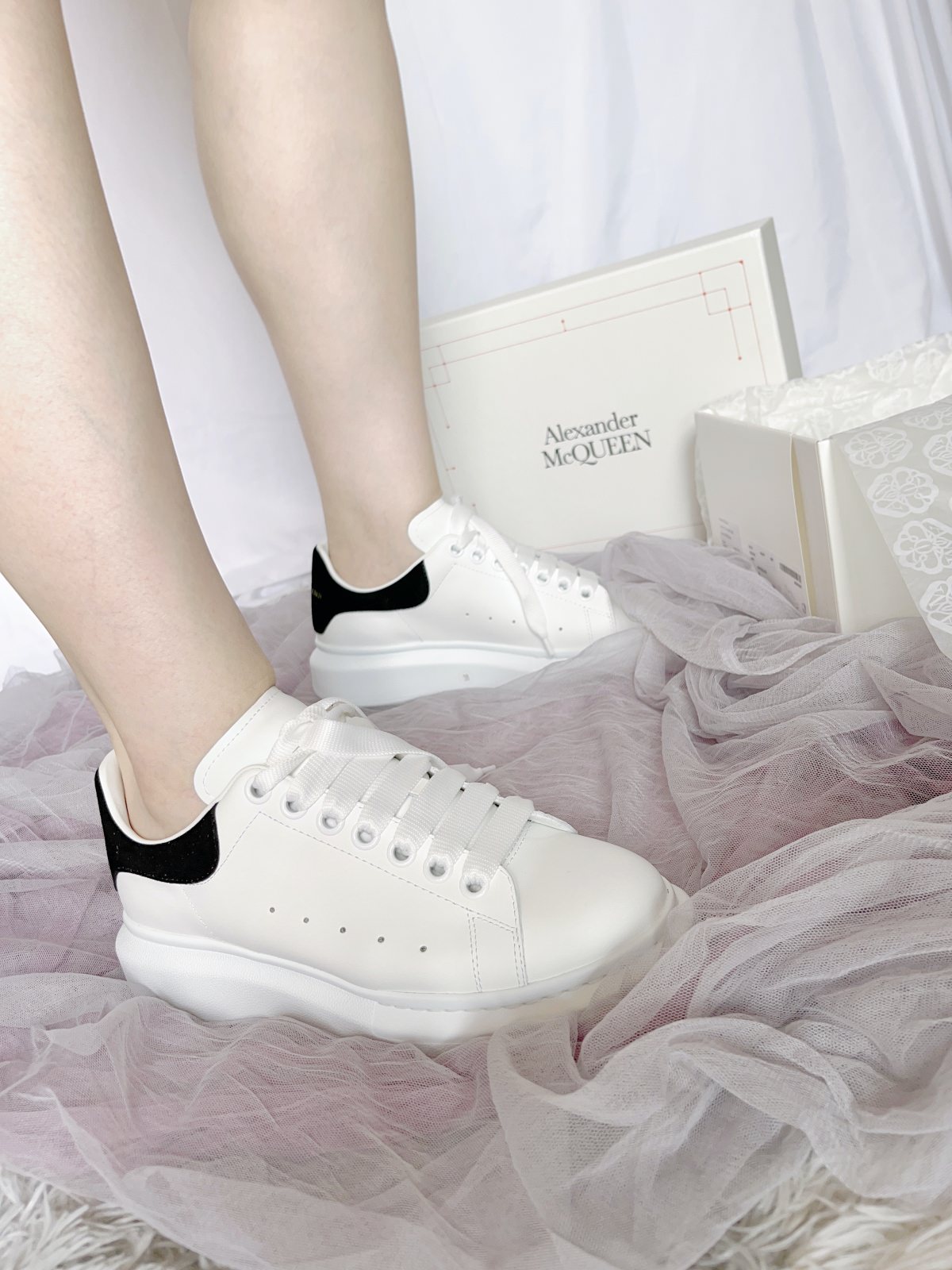 Alexander McQueen Sneaker 麥昆鞋開箱！狂賣6年不退燒的厚底小白鞋哪裡買？網路上一堆假貨不要被騙囉～