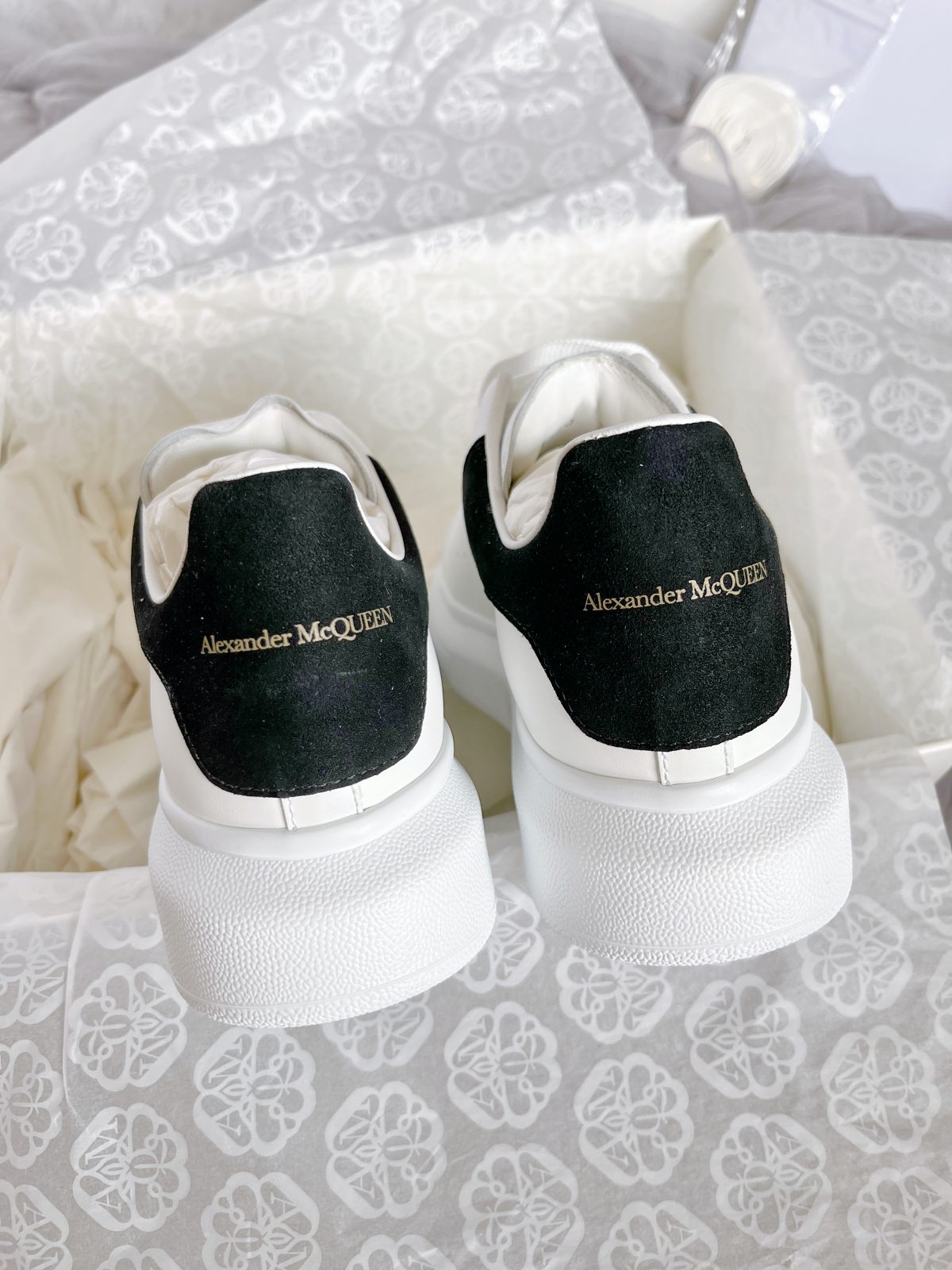 Alexander McQueen Sneaker 麥昆鞋開箱！狂賣6年不退燒的厚底小白鞋哪裡買？網路上一堆假貨不要被騙囉～