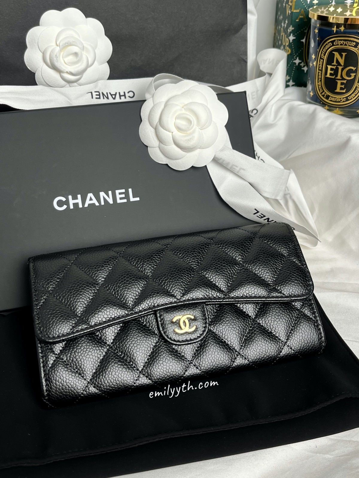 香奈兒開箱！2022 CHANEL 經典口蓋長夾台灣售價？日本買價差多少？愈來愈難買的小皮件，早買早享受，晚買也不會有折扣。