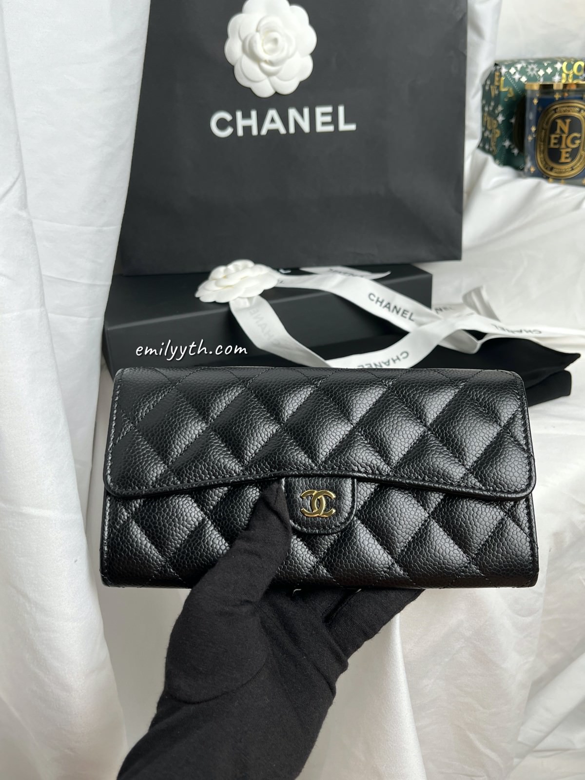 香奈兒開箱！2022 CHANEL 經典口蓋長夾台灣售價？日本買價差多少？愈來愈難買的小皮件，早買早享受，晚買也不會有折扣。