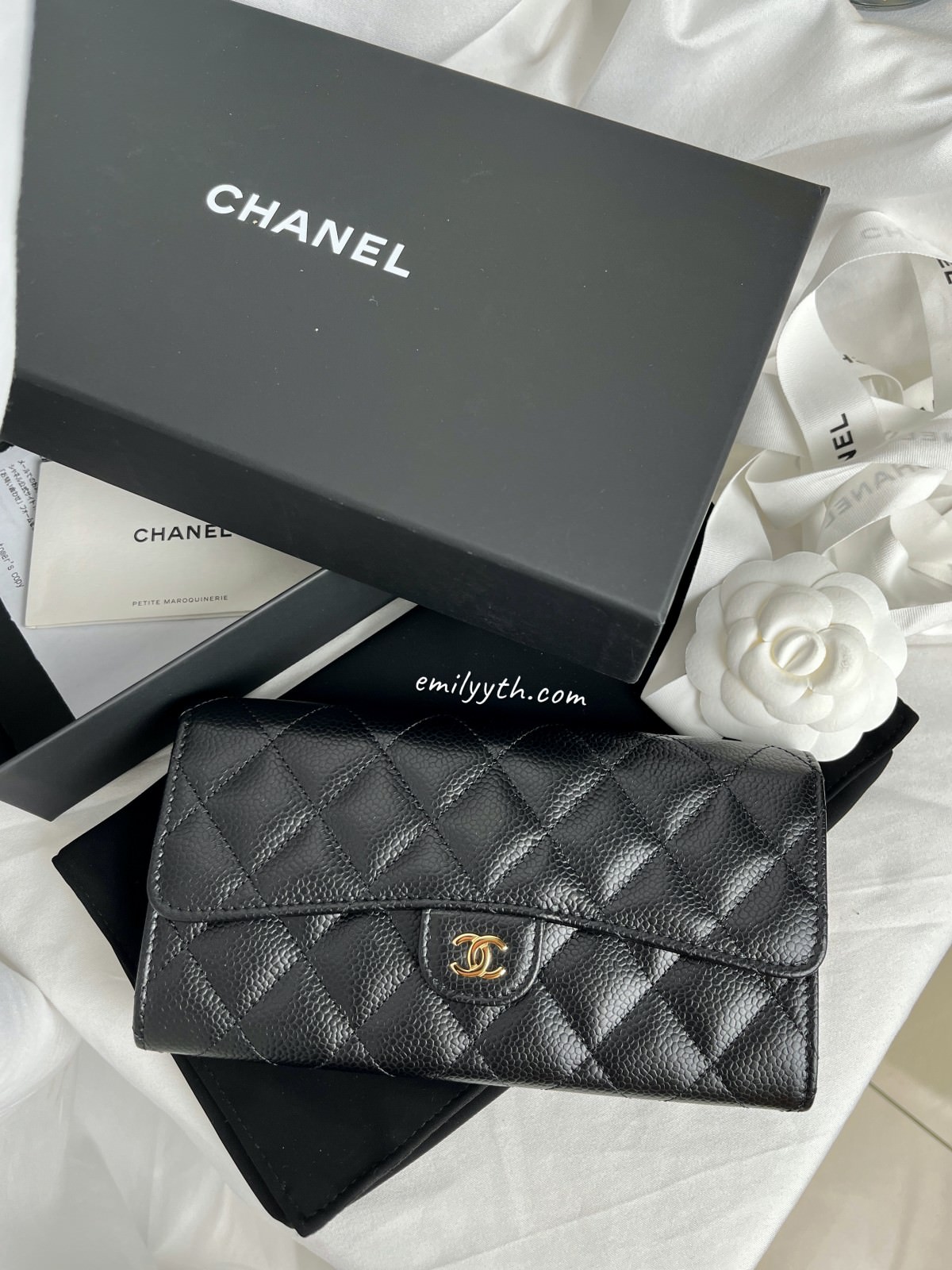 香奈兒開箱！2022 CHANEL 經典口蓋長夾台灣售價？日本買價差多少？愈來愈難買的小皮件，早買早享受，晚買也不會有折扣。