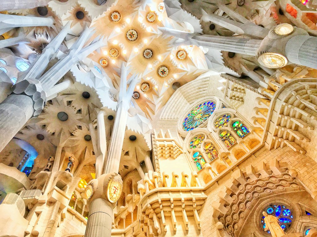好期待！2026 西班牙聖家堂 La Sagrada Familia 會完工嗎？2023 聖家堂最新門票購買、參觀資訊、必看介紹。
