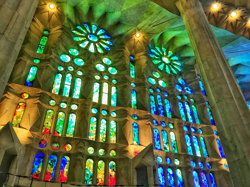 好期待！2026 西班牙聖家堂 La Sagrada Familia 會完工嗎？2023 聖家堂最新門票購買、參觀資訊、必看介紹。