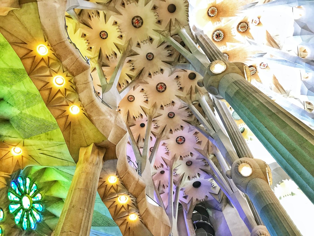 好期待！2026 西班牙聖家堂 La Sagrada Familia 會完工嗎？2023 聖家堂最新門票購買、參觀資訊、必看介紹。