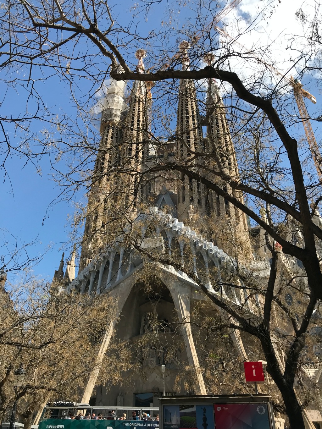 好期待！2026 西班牙聖家堂 La Sagrada Familia 會完工嗎？2023 聖家堂最新門票購買、參觀資訊、必看介紹。