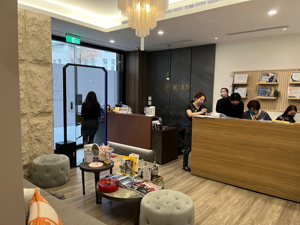 BBL青春光耀效果如何？賦真妍 2023 最新一代寬頻光保養課程，不痛且無修復期，定期保養讓素顏美到發光。