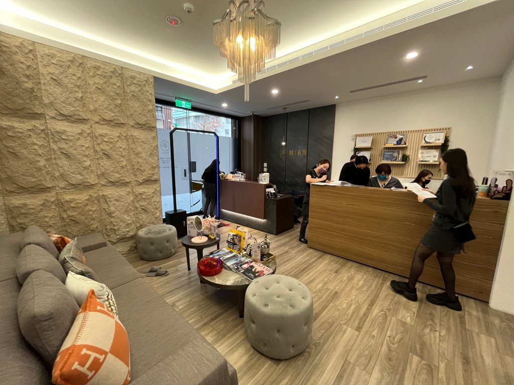 BBL青春光耀效果如何？賦真妍 2023 最新一代寬頻光保養課程，不痛且無修復期，定期保養讓素顏美到發光。