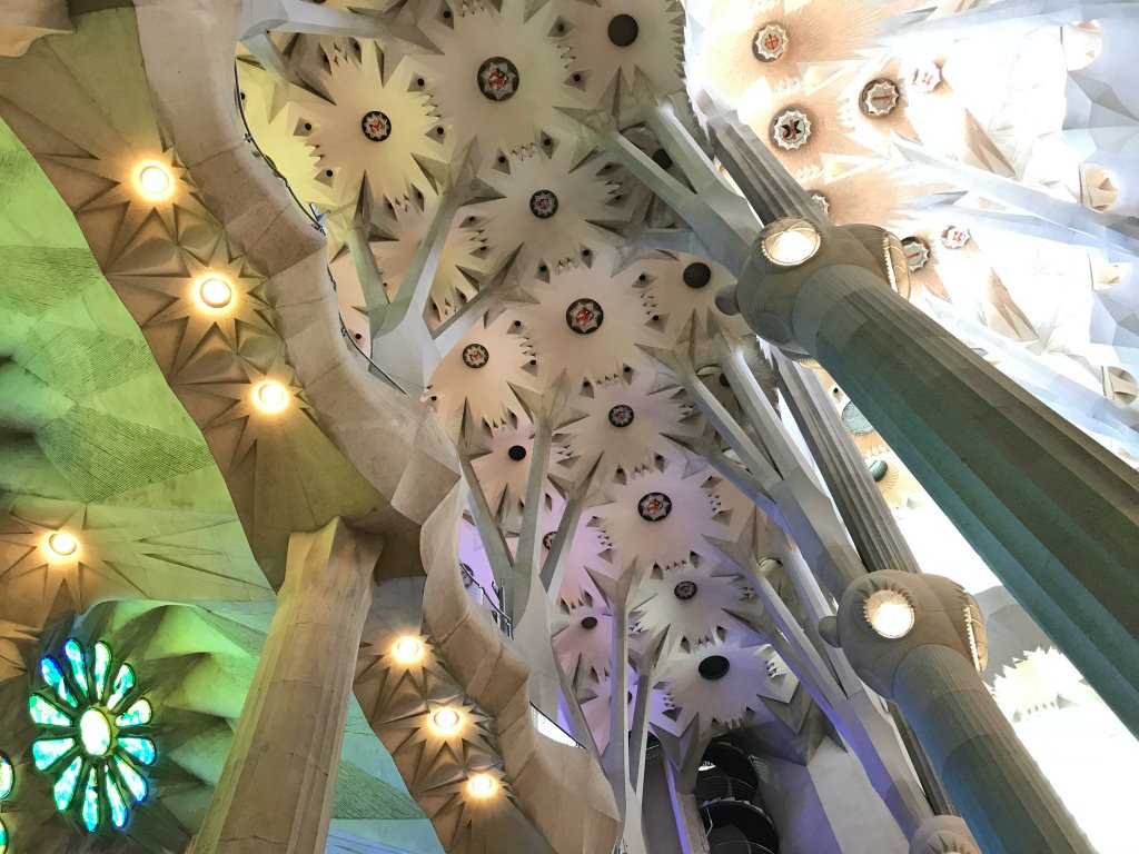 好期待！2026 西班牙聖家堂 La Sagrada Familia 會完工嗎？2023 聖家堂最新門票購買、參觀資訊、必看介紹。