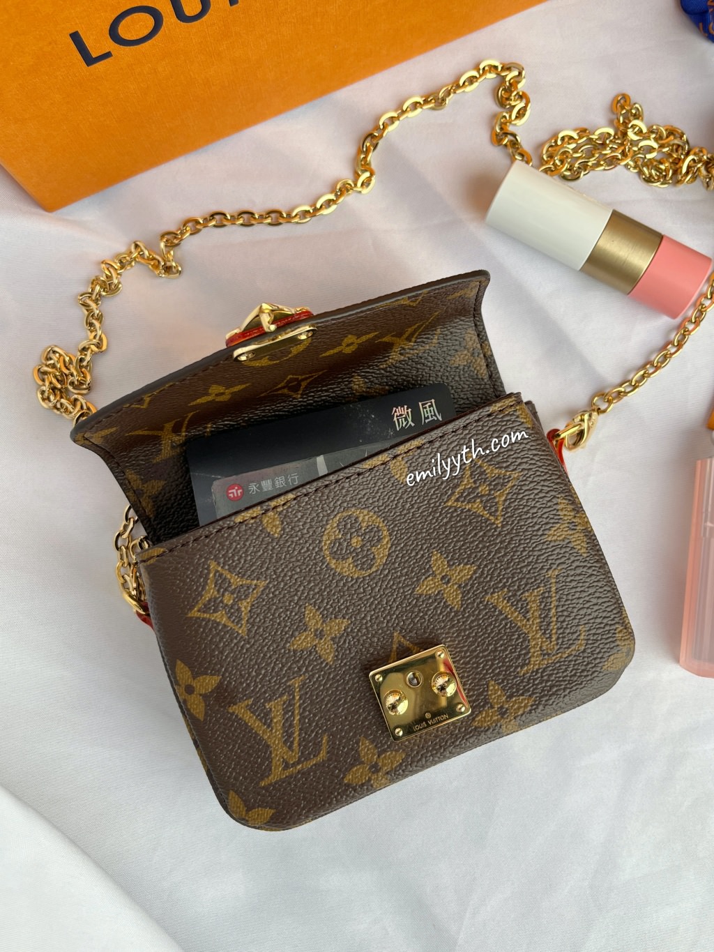 LV Micro Métis 迷你郵差包開箱！英國百貨專櫃價 84折入手？Louis Vuitton 郵差包其實有三款？