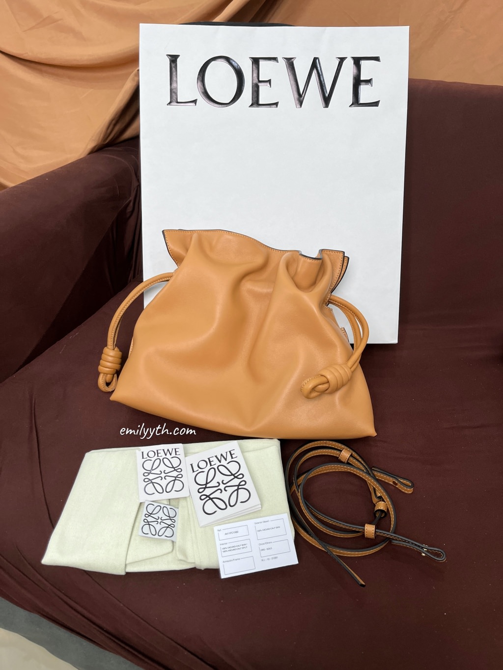 Loewe Flamenco 雲朵手拿包開箱『日本買現省1萬8、義大利買激省2萬』時髦低調的可愛束口袋包！