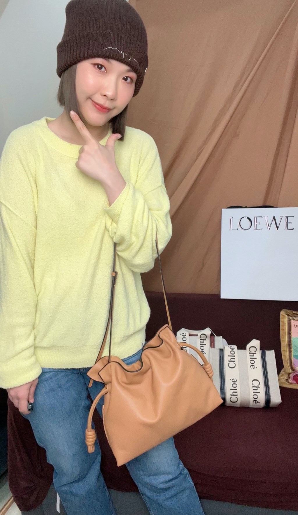 Loewe Flamenco 雲朵手拿包開箱『日本買現省1萬8、義大利買激省2萬』時髦低調的可愛束口袋包！