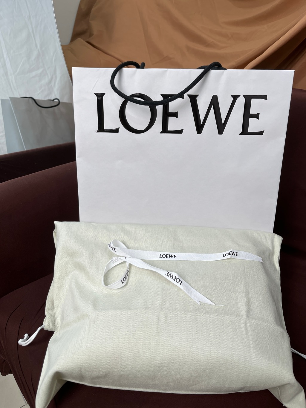 Loewe Flamenco 雲朵手拿包開箱『日本買現省1萬8、義大利買激省2萬』時髦低調的可愛束口袋包！