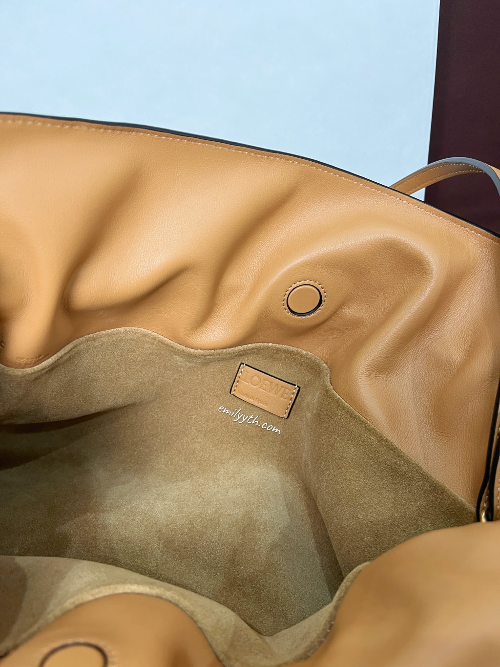 Loewe Flamenco 雲朵手拿包開箱『日本買現省1萬8、義大利買激省2萬』時髦低調的可愛束口袋包！