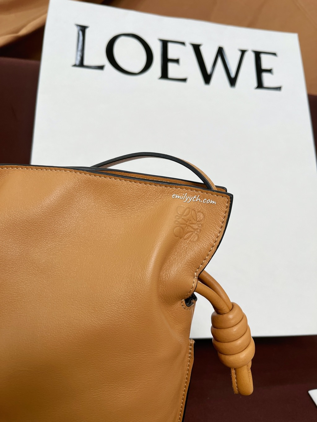 Loewe Flamenco 雲朵手拿包開箱『日本買現省1萬8、義大利買激省2萬』時髦低調的可愛束口袋包！