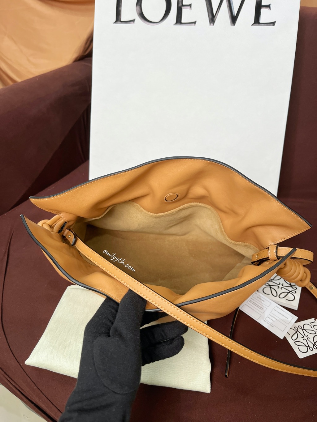 Loewe Flamenco 雲朵手拿包開箱『日本買現省1萬8、義大利買激省2萬』時髦低調的可愛束口袋包！