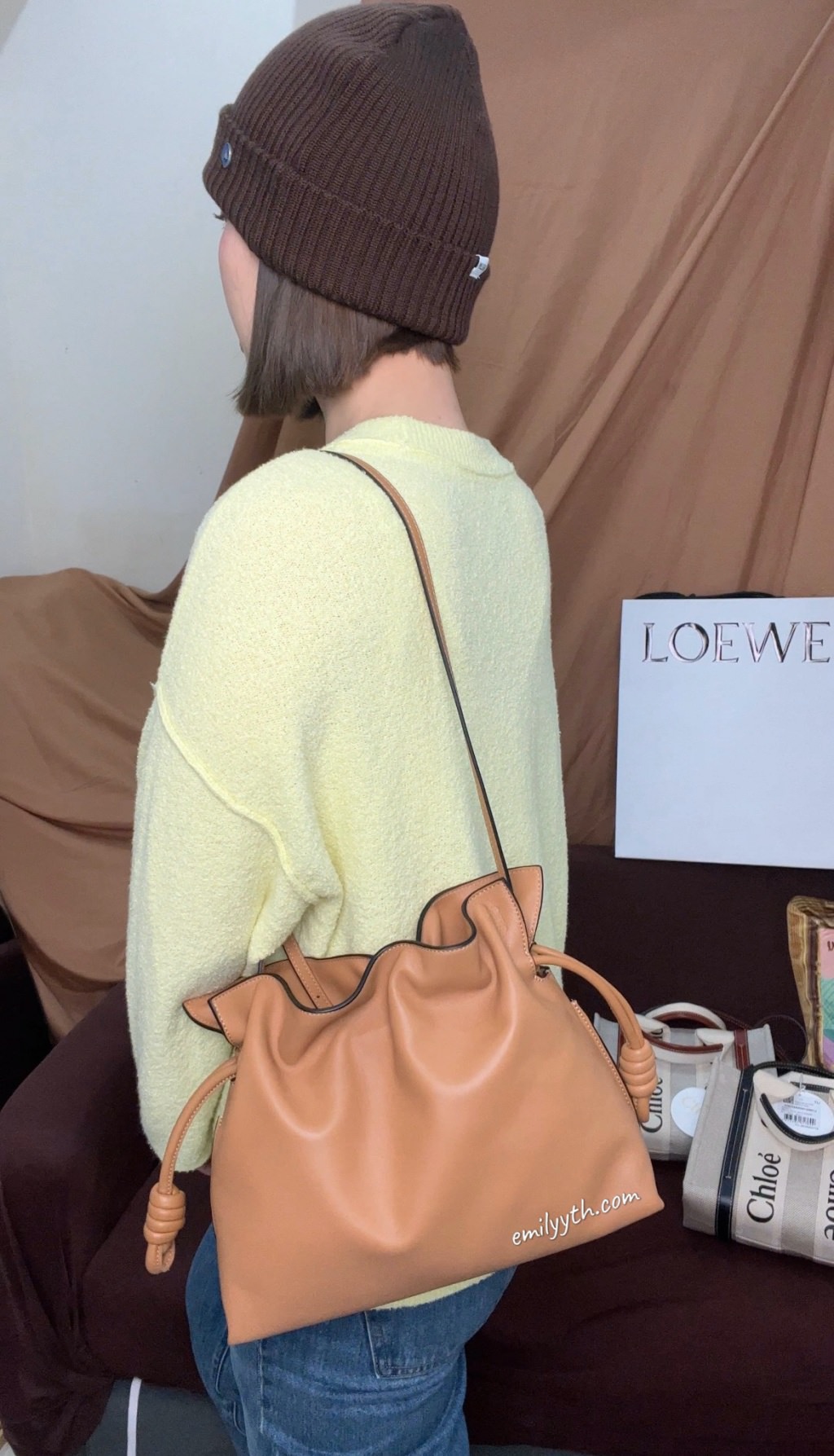 Loewe Flamenco 雲朵手拿包開箱『日本買現省1萬8、義大利買激省2萬』時髦低調的可愛束口袋包！