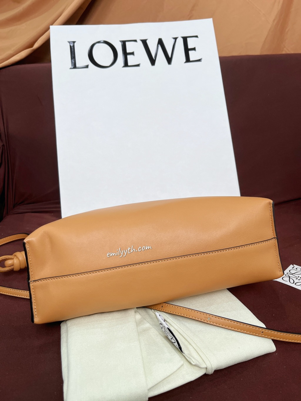 Loewe Flamenco 雲朵手拿包開箱『日本買現省1萬8、義大利買激省2萬』時髦低調的可愛束口袋包！