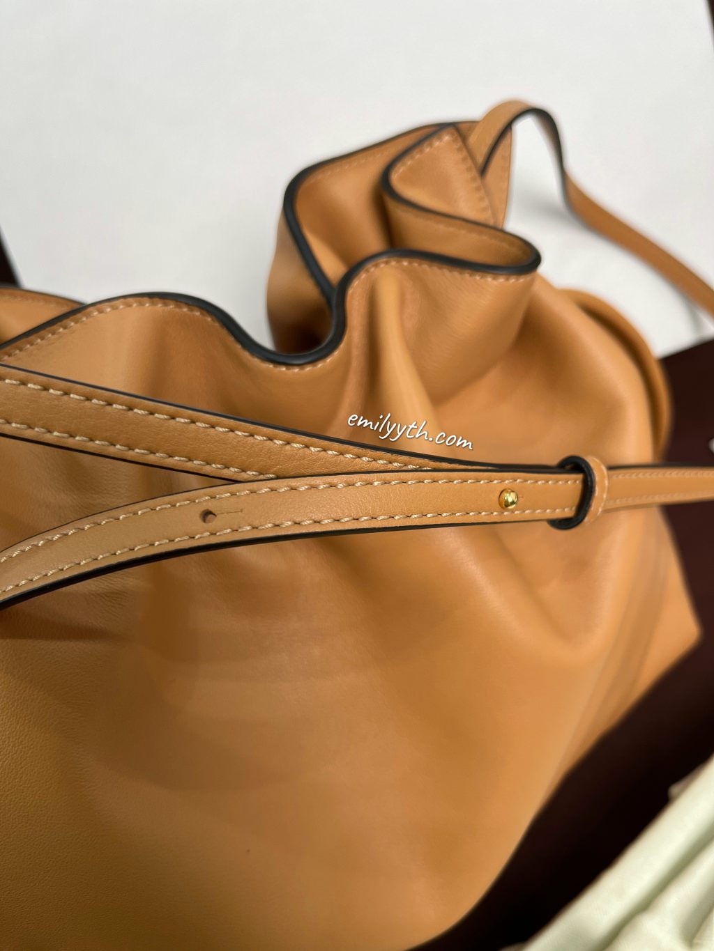 Loewe Flamenco 雲朵手拿包開箱『日本買現省1萬8、義大利買激省2萬』時髦低調的可愛束口袋包！