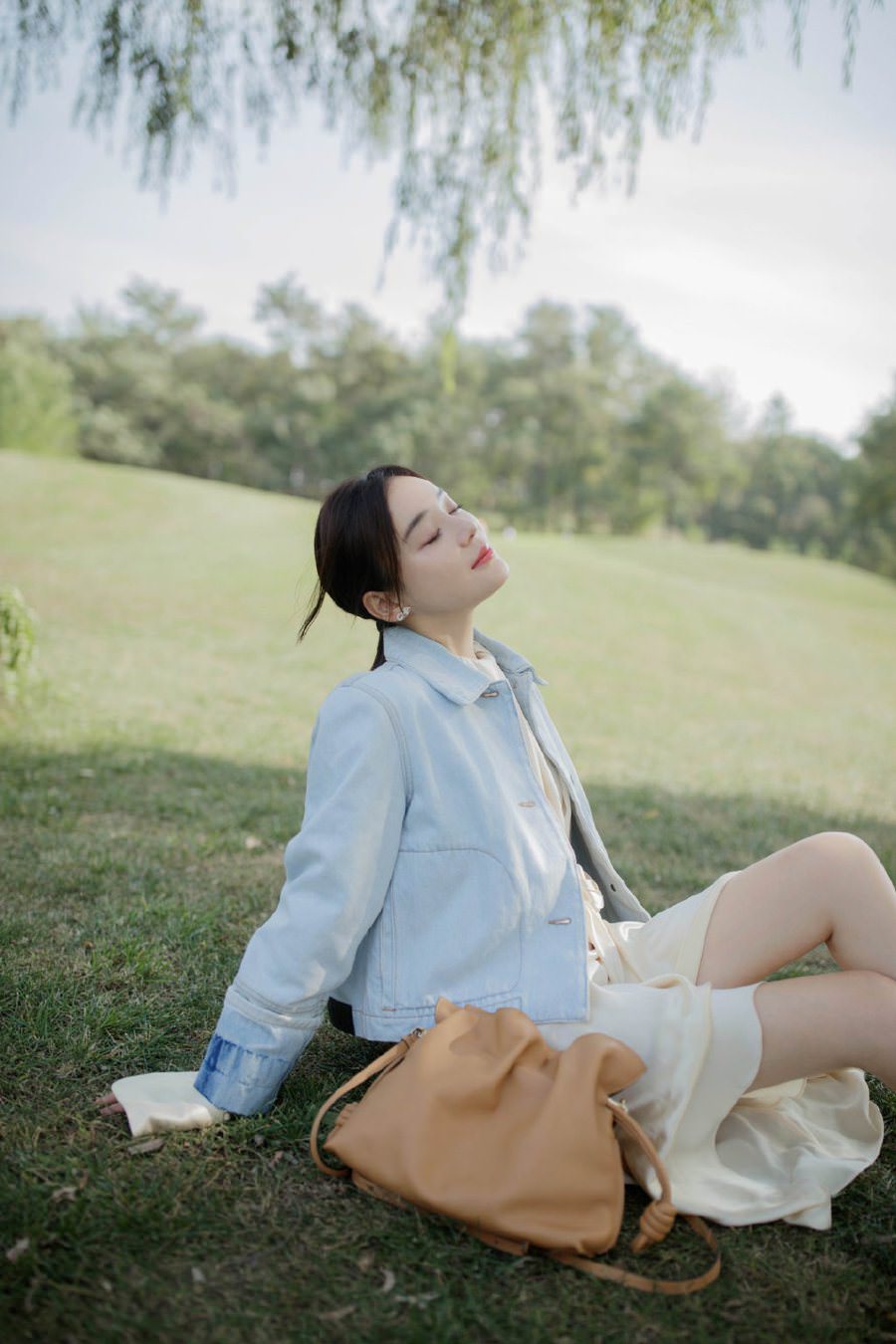 Loewe Flamenco 雲朵手拿包開箱『日本買現省1萬8、義大利買激省2萬』時髦低調的可愛束口袋包！