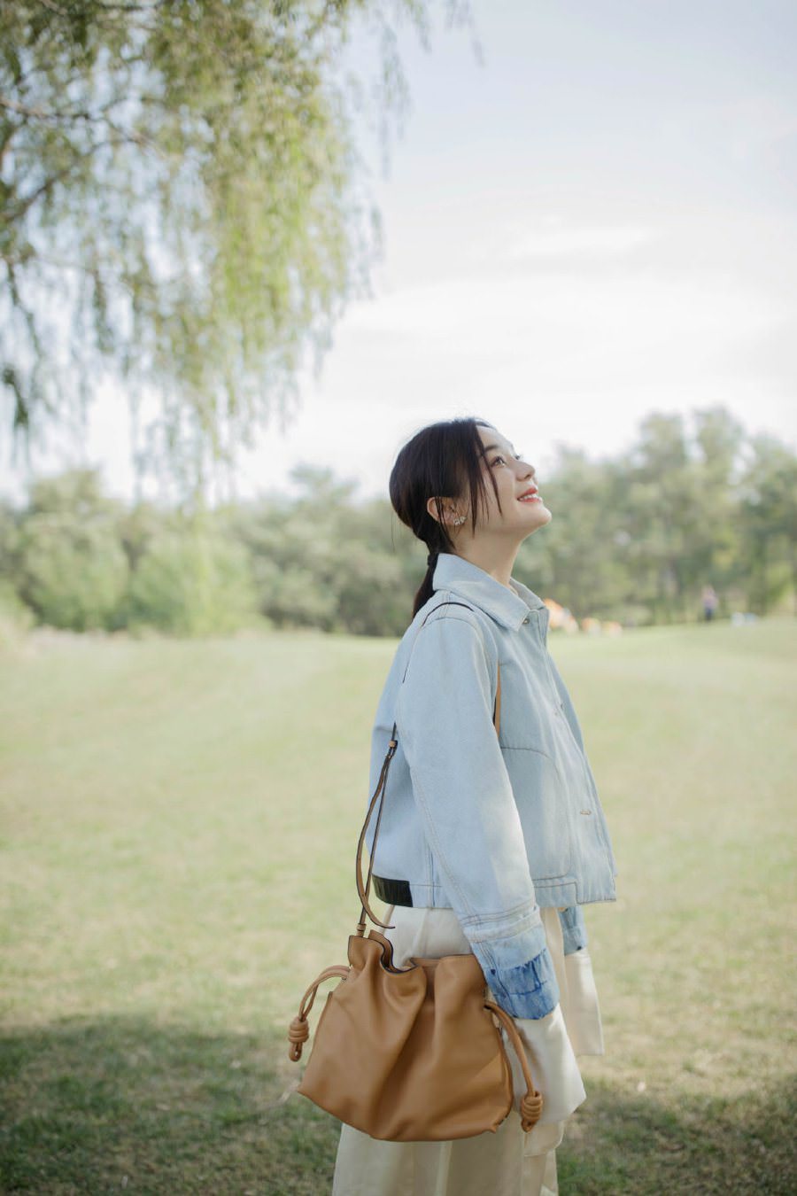 Loewe Flamenco 雲朵手拿包開箱『日本買現省1萬8、義大利買激省2萬』時髦低調的可愛束口袋包！