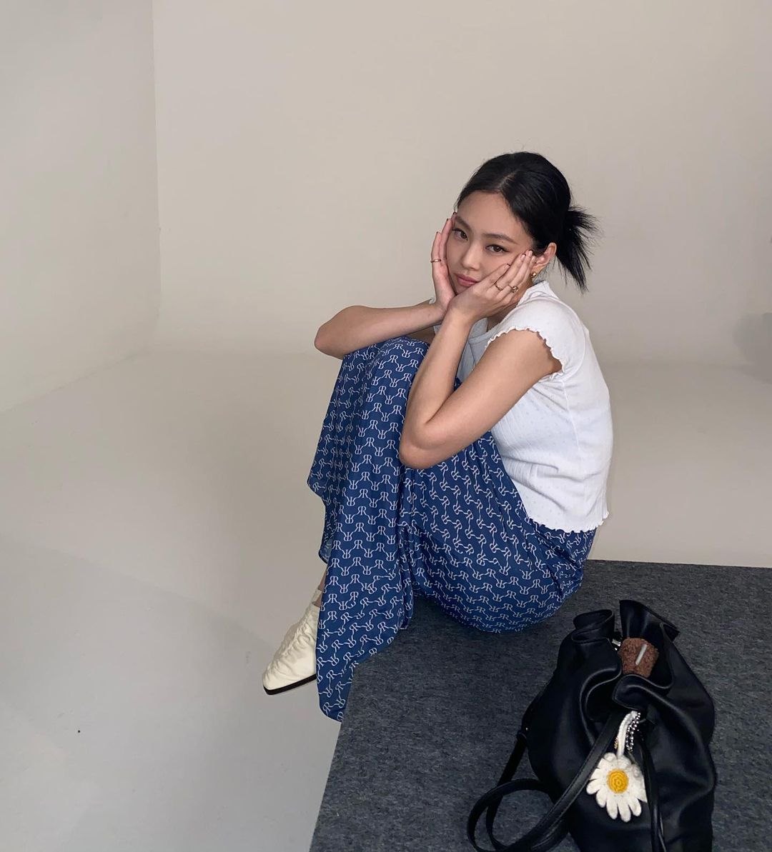 Loewe Flamenco 雲朵手拿包開箱『日本買現省1萬8、義大利買激省2萬』時髦低調的可愛束口袋包！