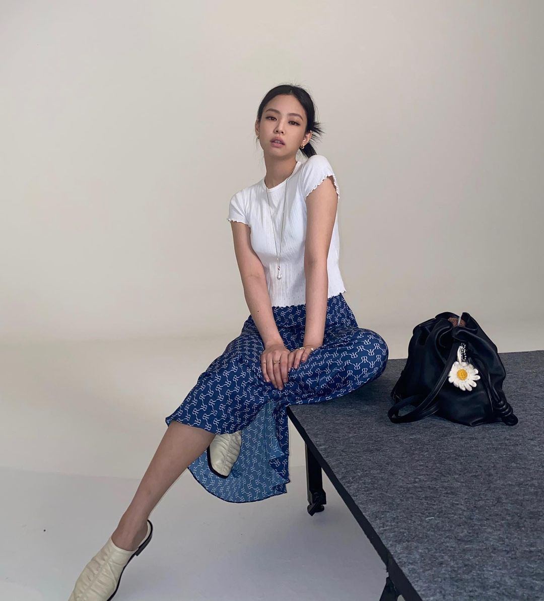 Loewe Flamenco 雲朵手拿包開箱『日本買現省1萬8、義大利買激省2萬』時髦低調的可愛束口袋包！