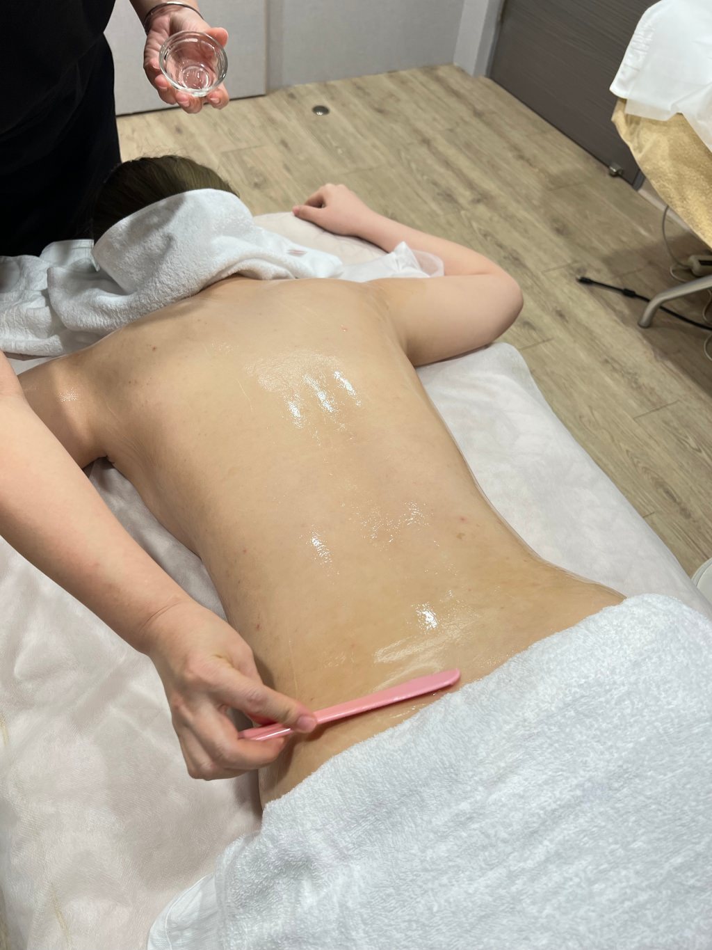 【杏仁酸美背推薦】背痘粉刺、暗沈毛孔滾開，手指滑倒般的觸感❤️台北花漾國際美學診所，超認真杏仁酸美背初體驗！