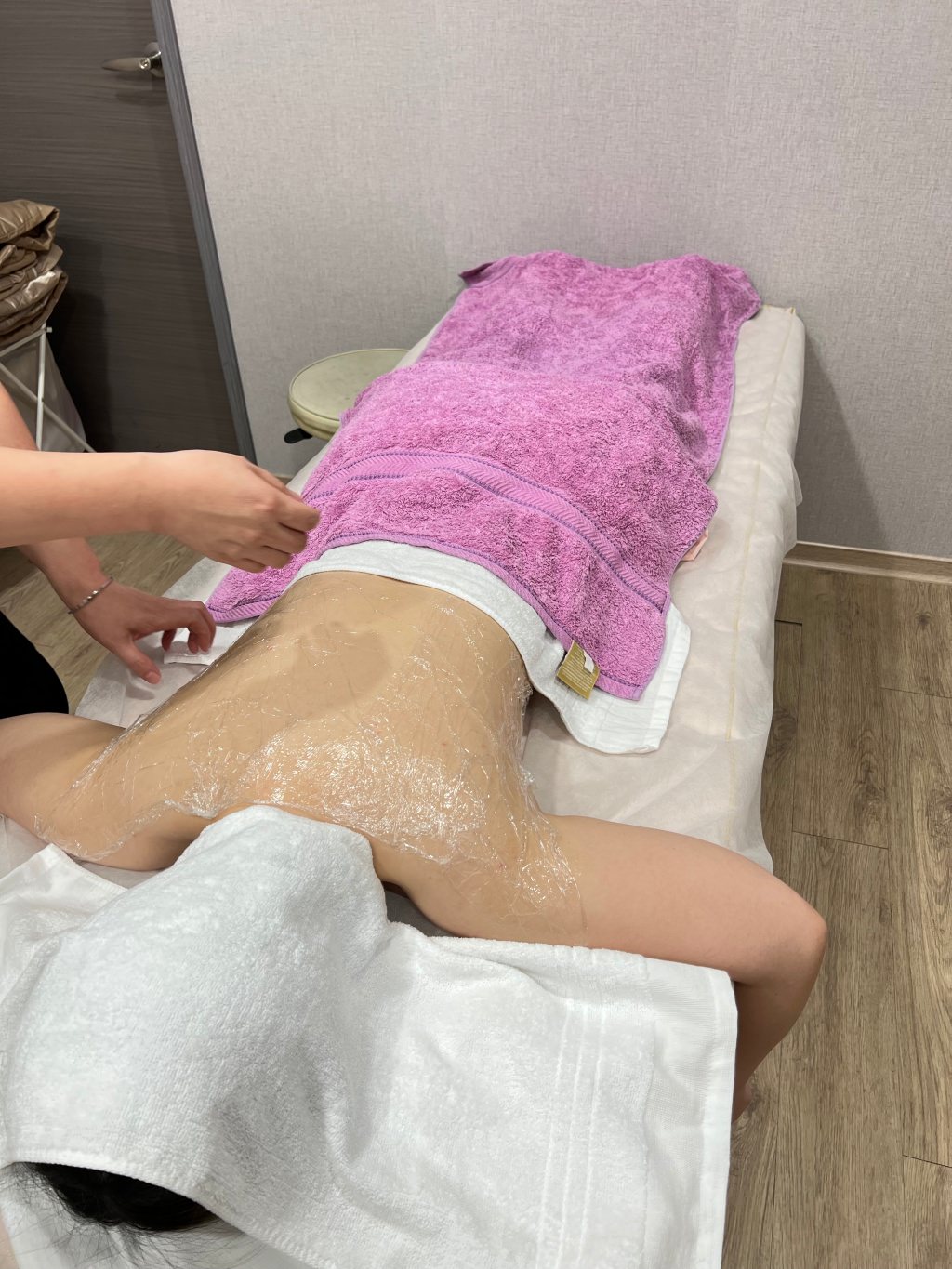 【杏仁酸美背推薦】背痘粉刺、暗沈毛孔滾開，手指滑倒般的觸感❤️台北花漾國際美學診所，超認真杏仁酸美背初體驗！