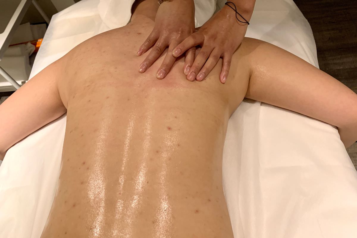 【杏仁酸美背推薦】背痘粉刺、暗沈毛孔滾開，手指滑倒般的觸感❤️台北花漾國際美學診所，超認真杏仁酸美背初體驗！
