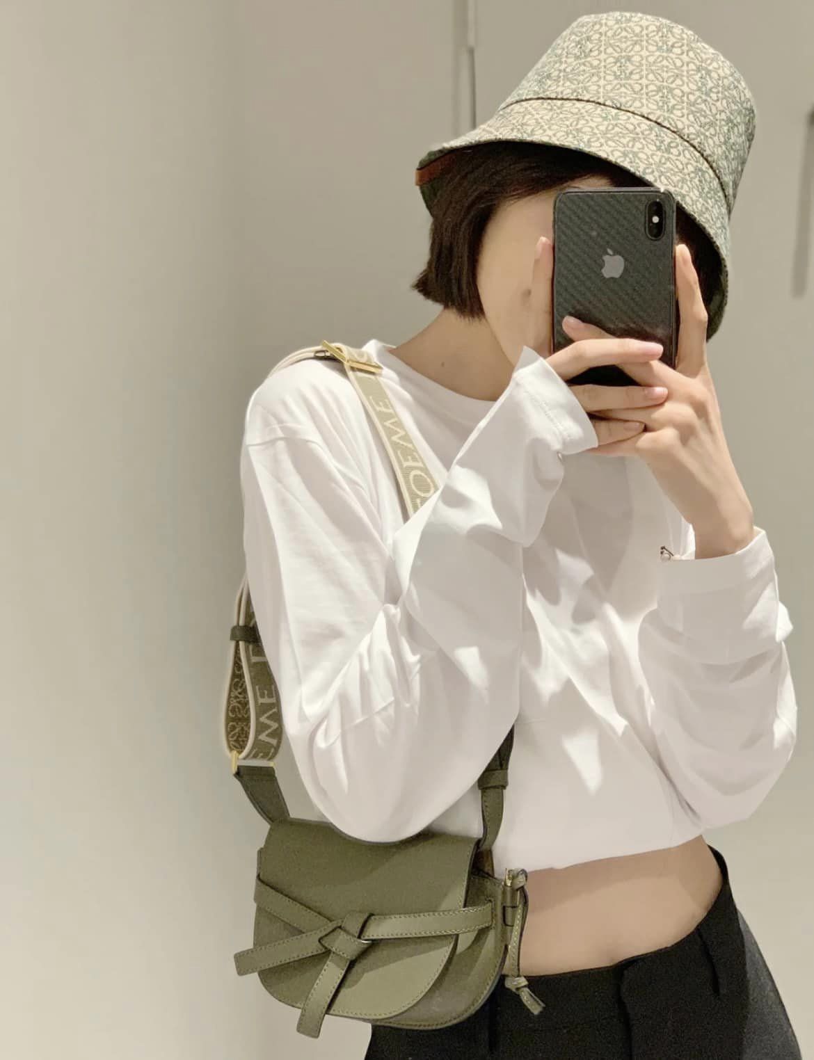 美國上市公司網站FWRD滿額7折！Loewe 包袋低於專櫃64折！