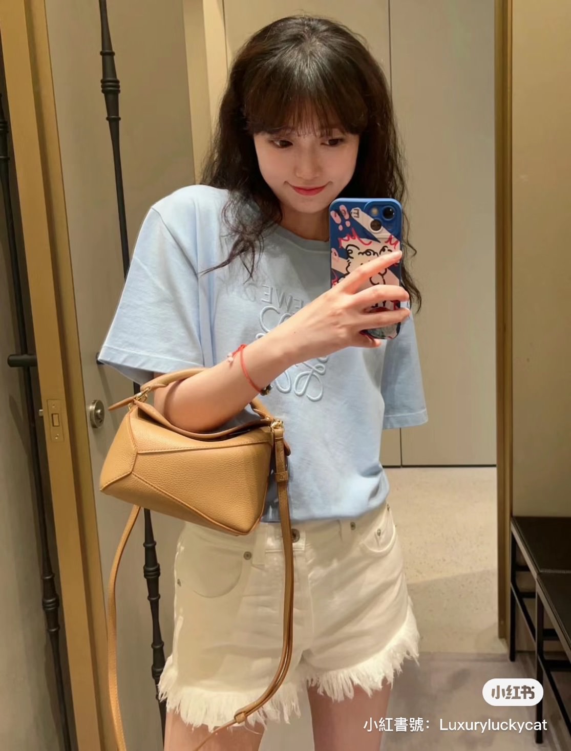 FWRD 滿額7折，Loewe 大補貨，折扣區可折上折！Loewe Puzzle 中號沙色最高激省台幣四萬五！