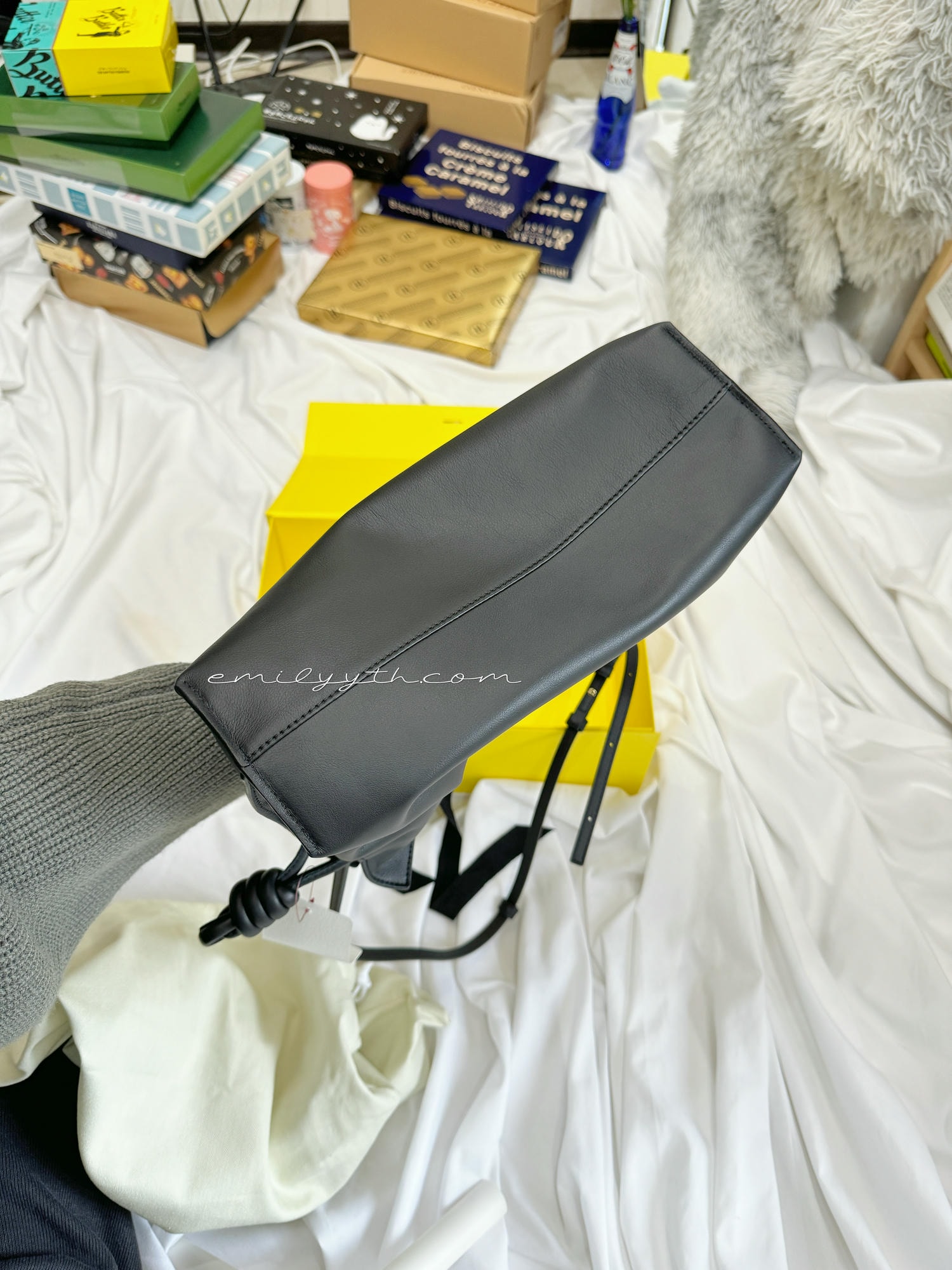 Loewe Flamenco 雲朵手拿包還推薦嗎？不出國、免代購專櫃65折入手！跟全新變奏款Purse差異？