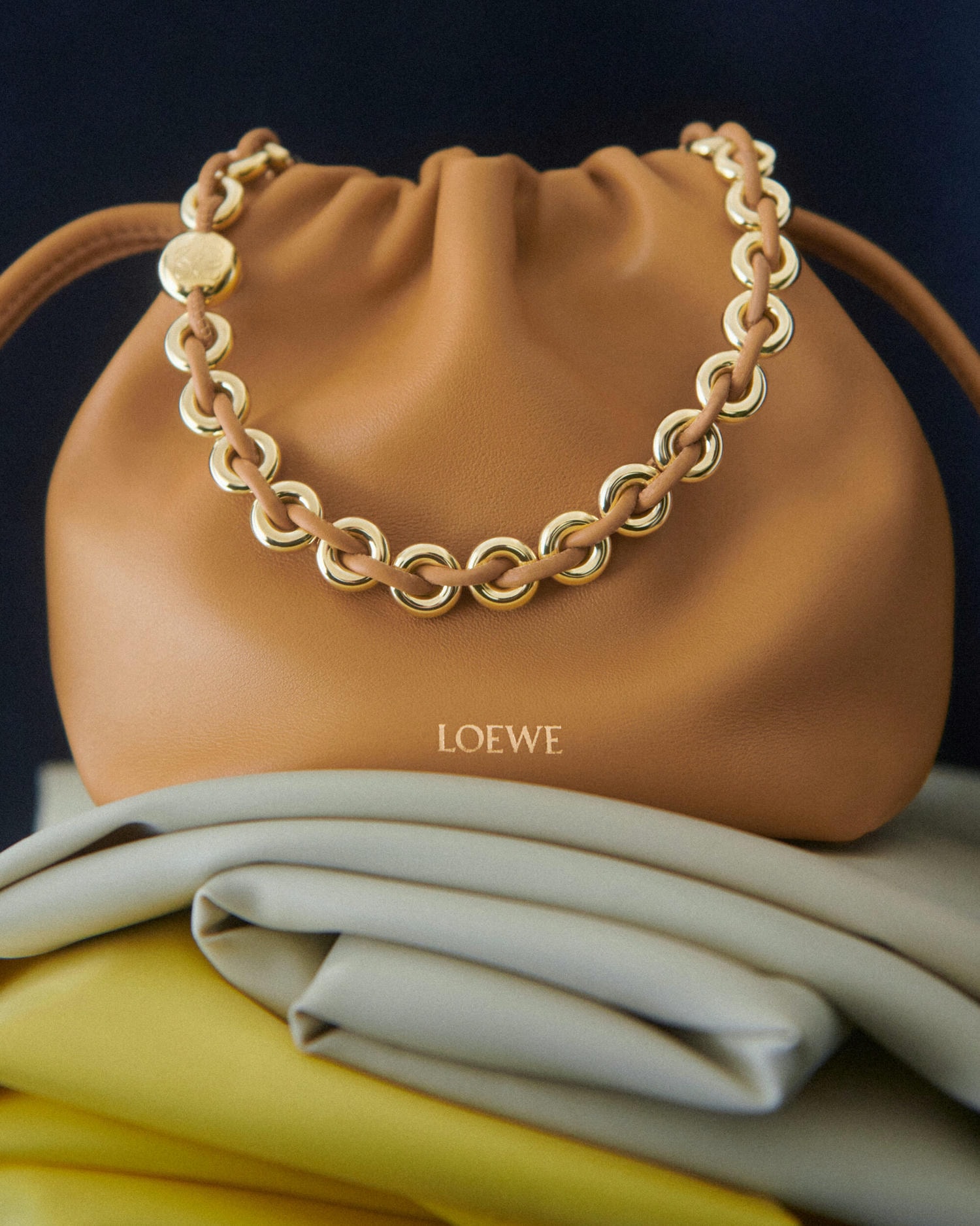 Loewe Flamenco 雲朵手拿包還推薦嗎？不出國、免代購專櫃65折入手！跟全新變奏款Purse差異？