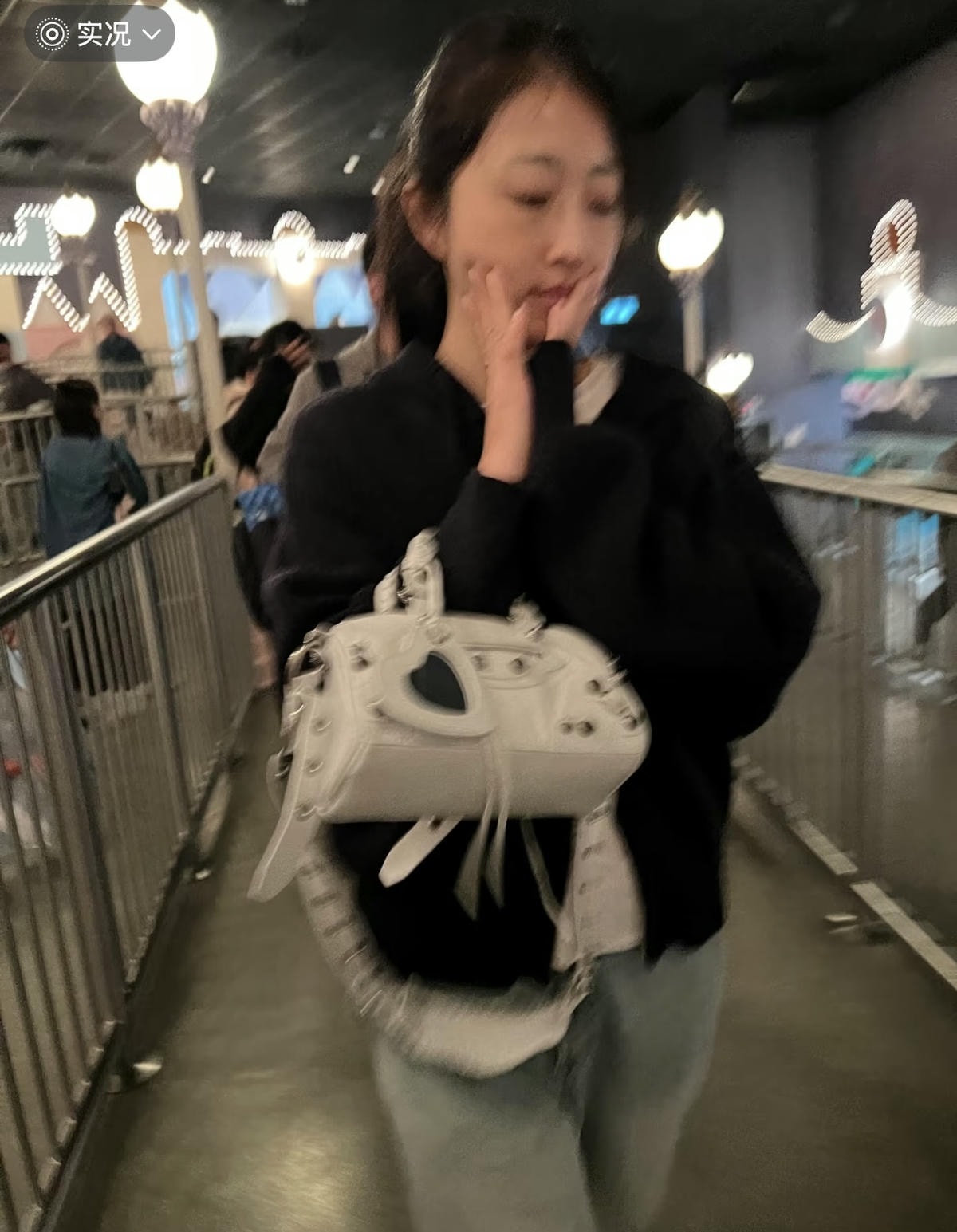 Mytheresa滿額折上8折！Loewe Pebble 狂省近台幣四萬！