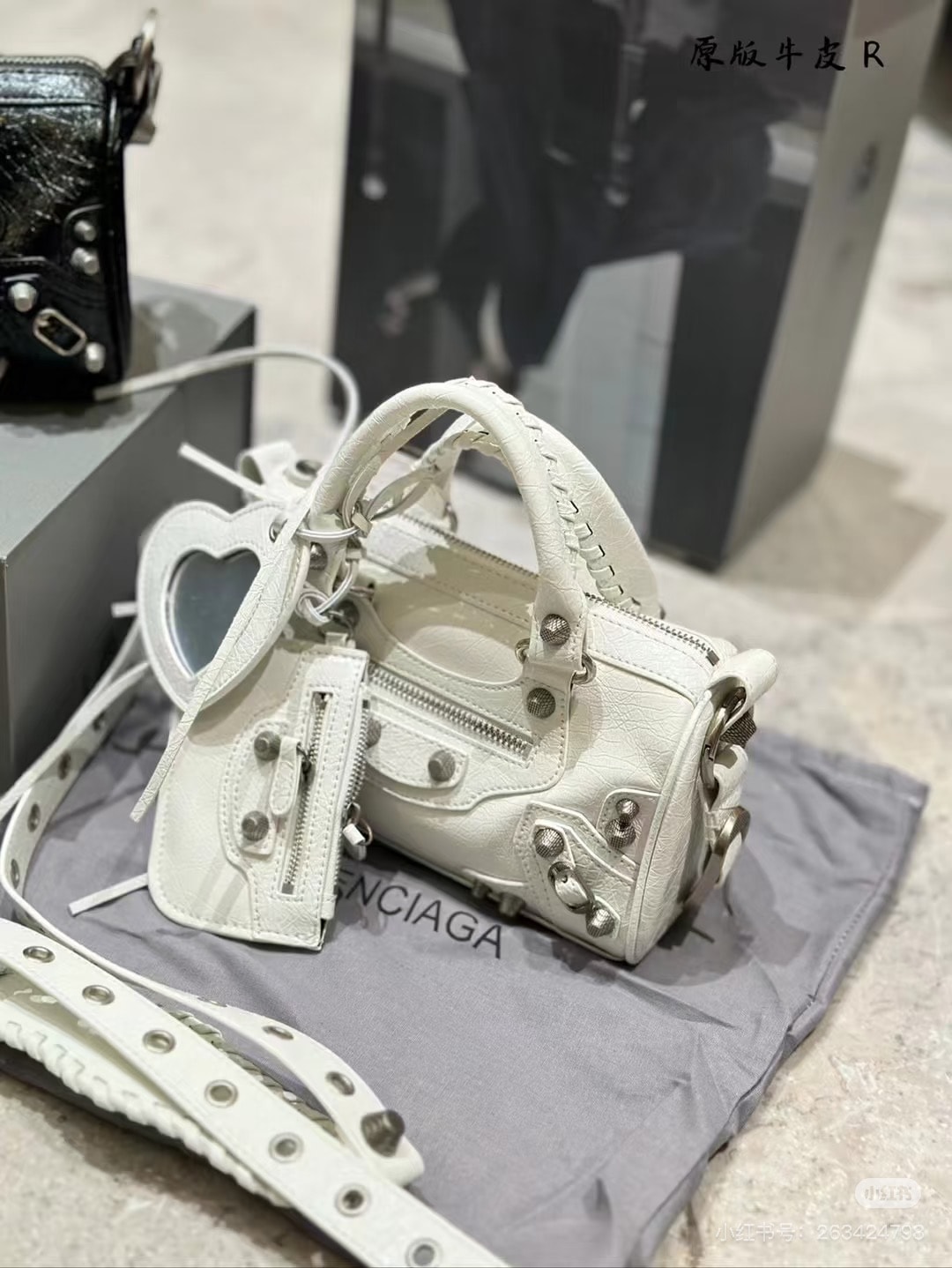Mytheresa滿額折上8折！Loewe Pebble 狂省近台幣四萬！