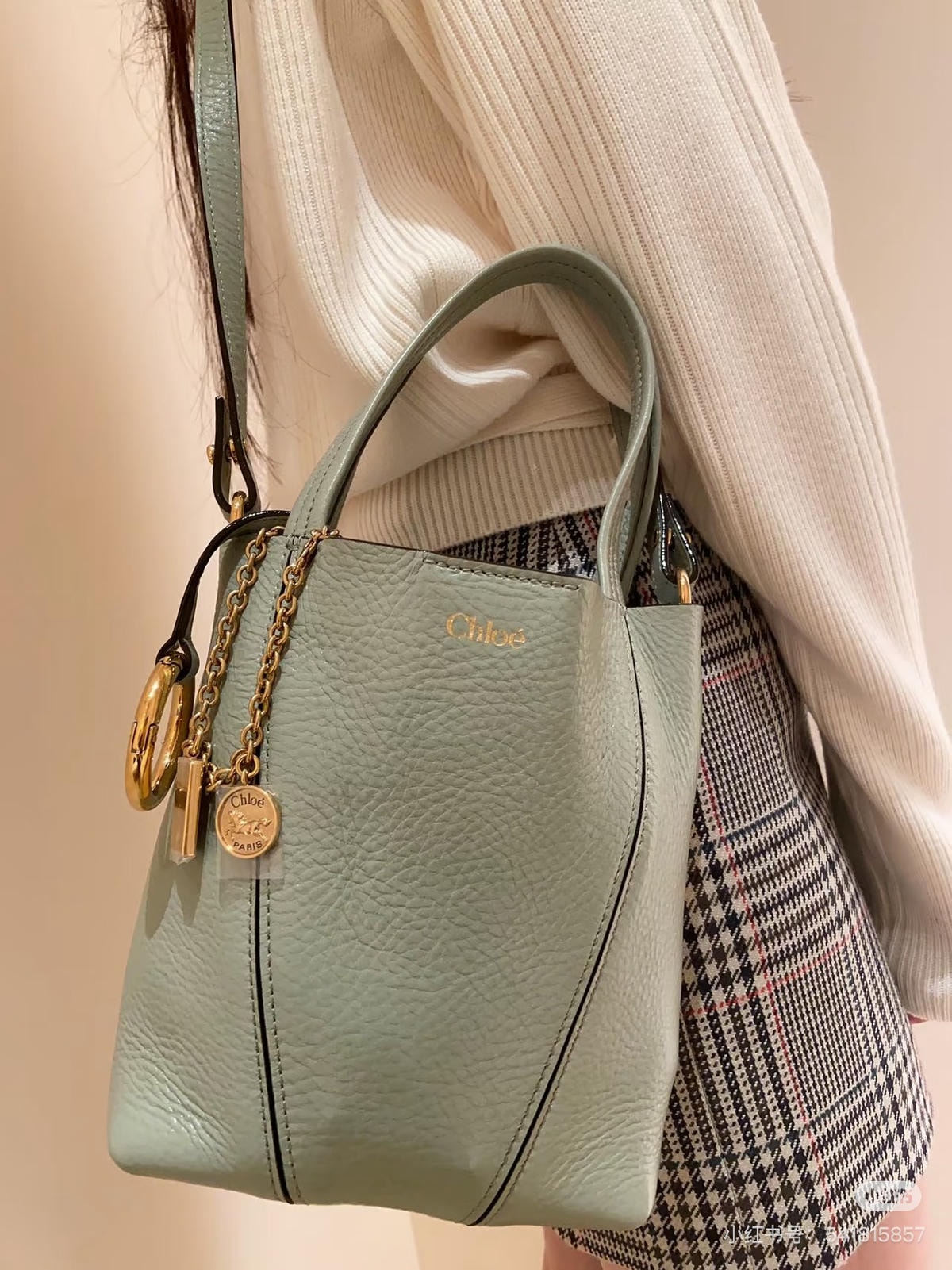 Mytheresa滿額折上8折！Loewe Pebble 狂省近台幣四萬！