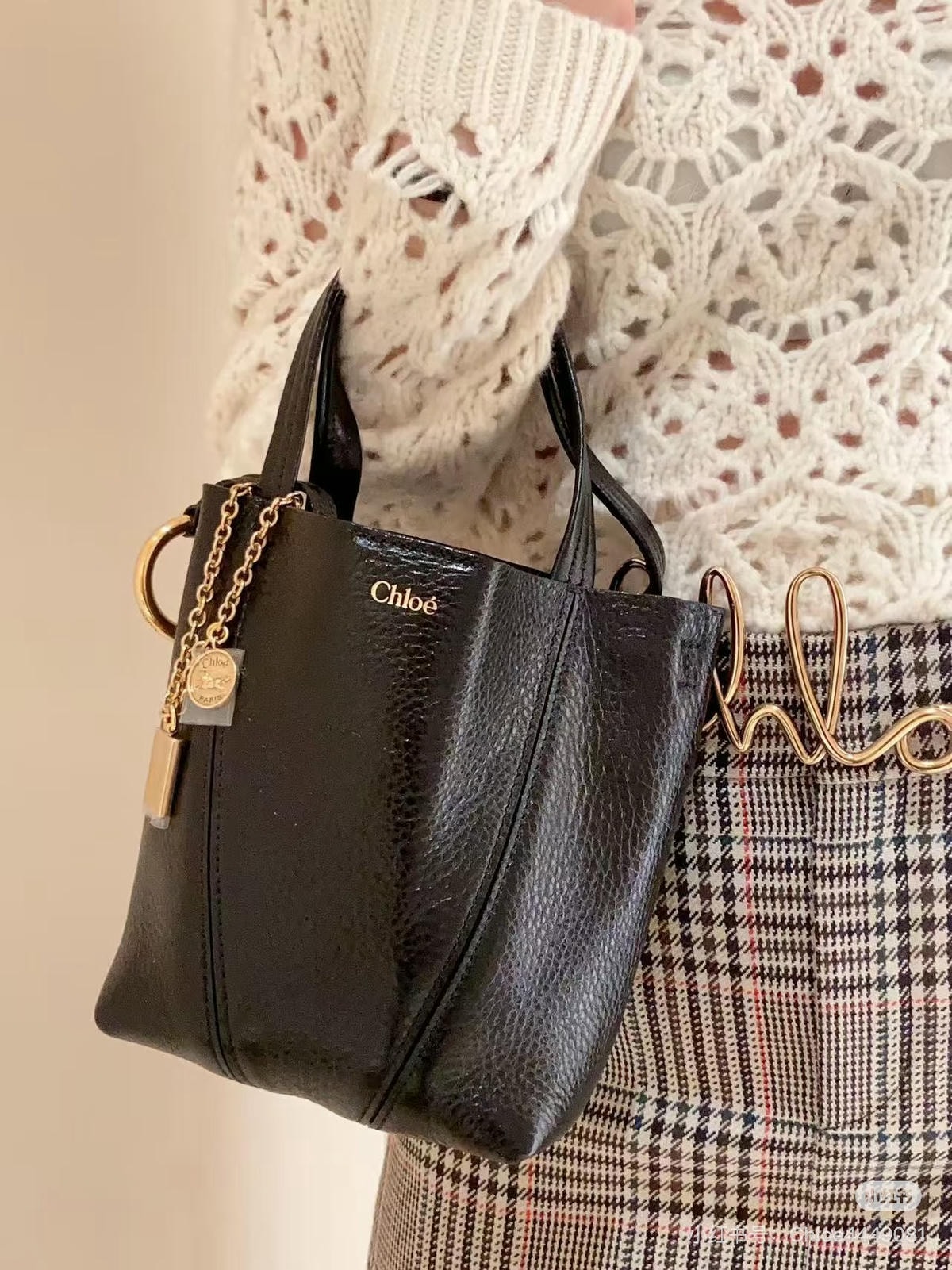 Mytheresa滿額折上8折！Loewe Pebble 狂省近台幣四萬！
