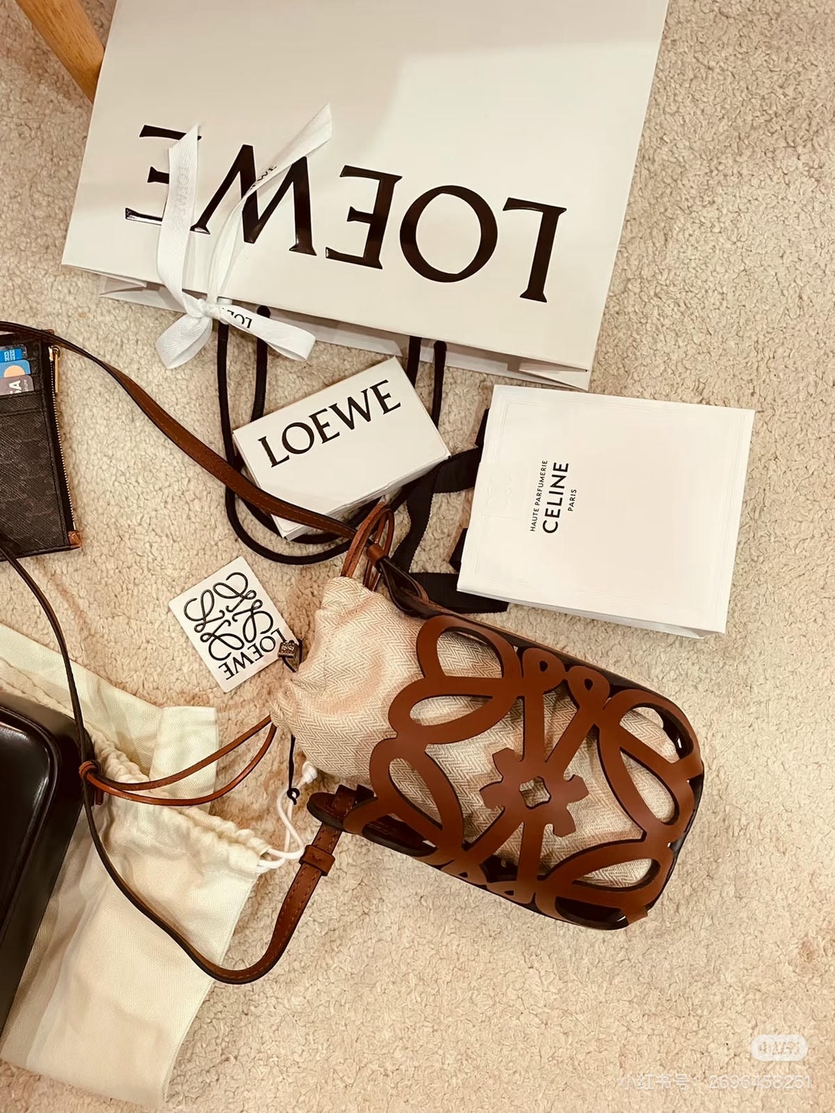 Mytheresa滿額折上8折！Loewe Pebble 狂省近台幣四萬！