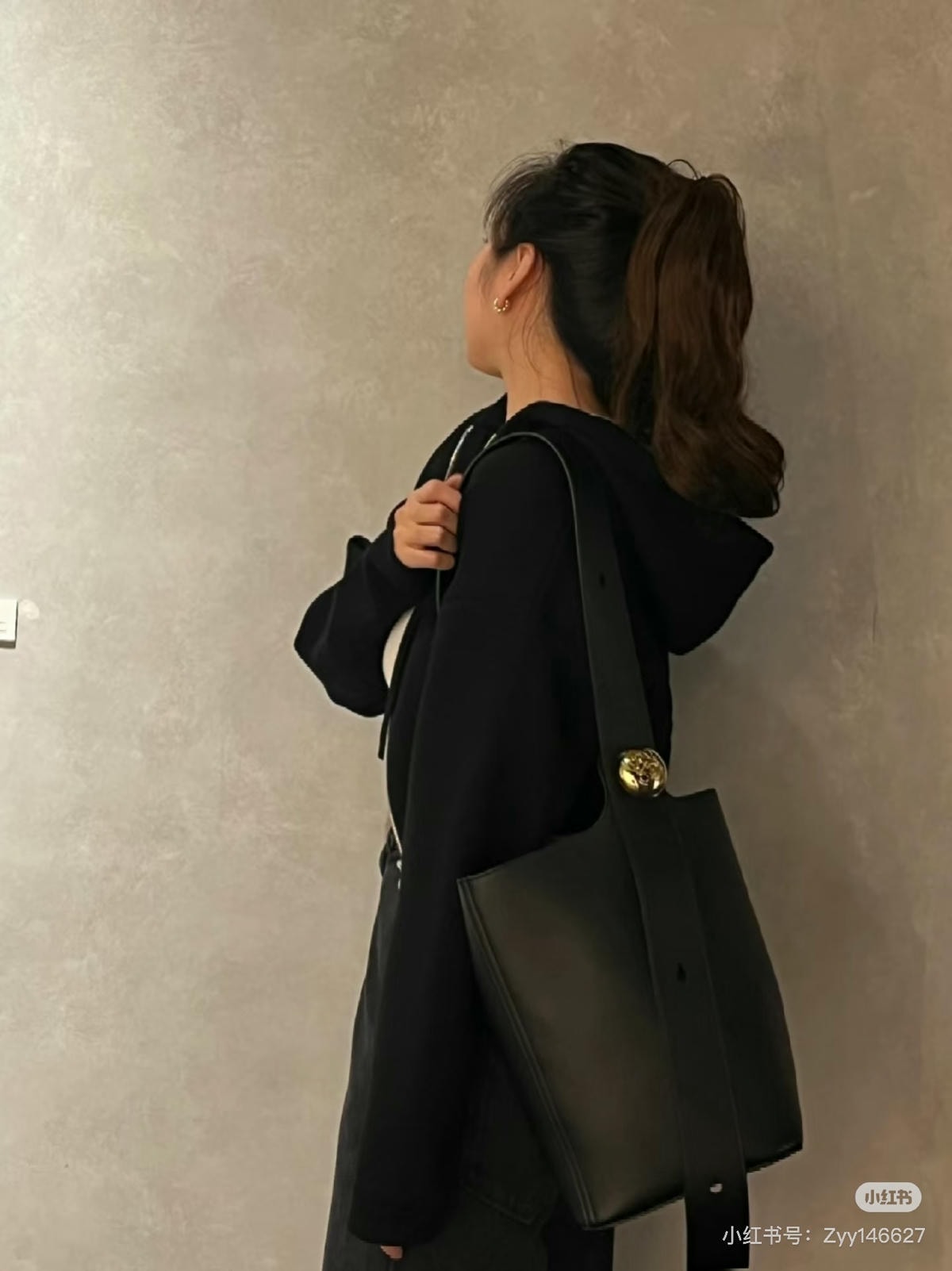 Mytheresa滿額折上8折！Loewe Pebble 狂省近台幣四萬！