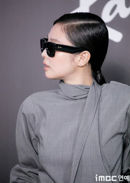 Farfetch正價品 75 折！Jennie 同款雷朋墨鏡 67 折！