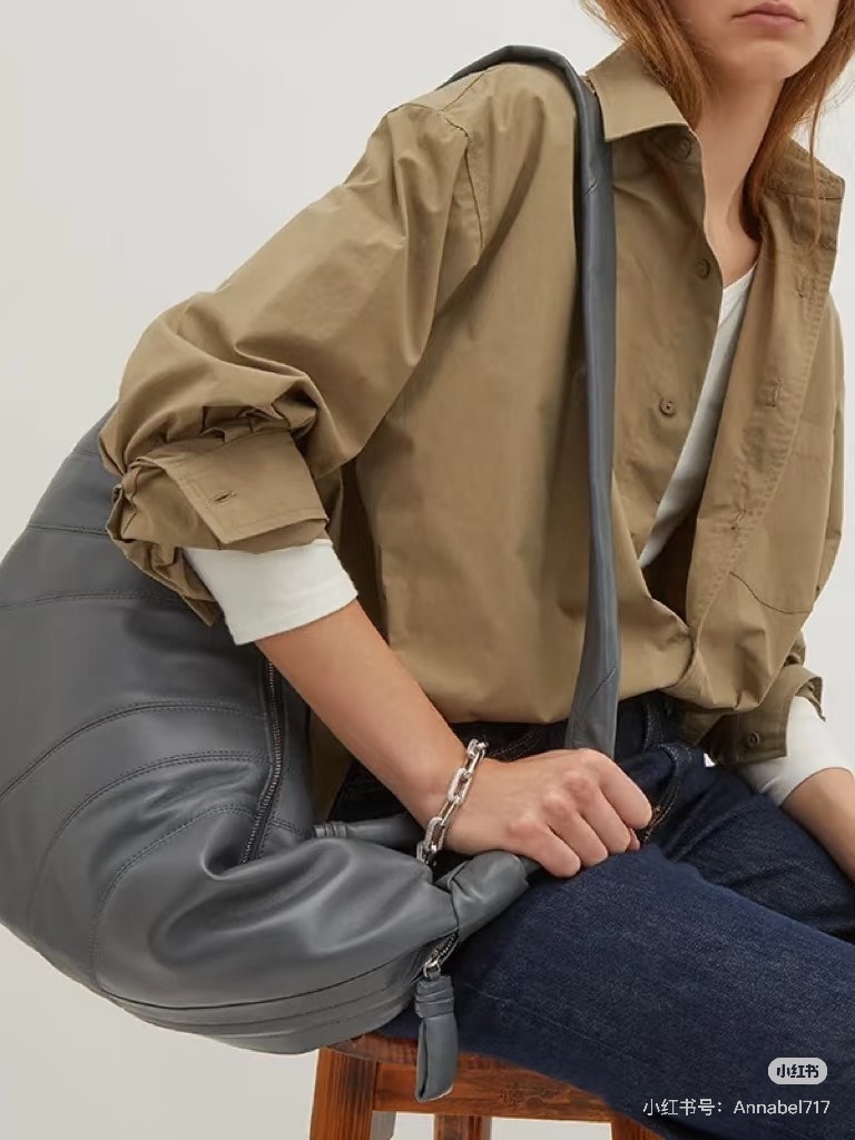 Mytheresa 最後週末加碼超多品牌，必買Lemaire可頌包3萬內入手、68折Toteme T-lock包！