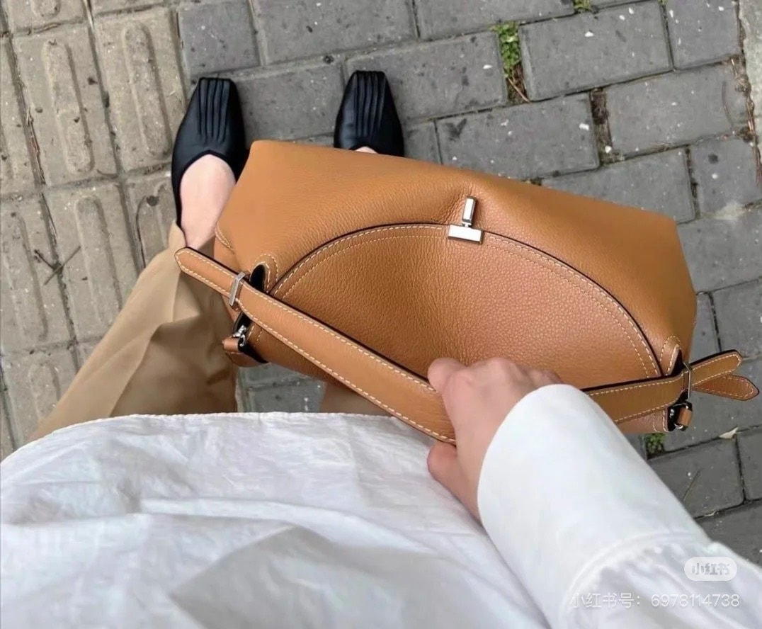 Mytheresa 最後週末加碼超多品牌，必買Lemaire可頌包3萬內入手、68折Toteme T-lock包！