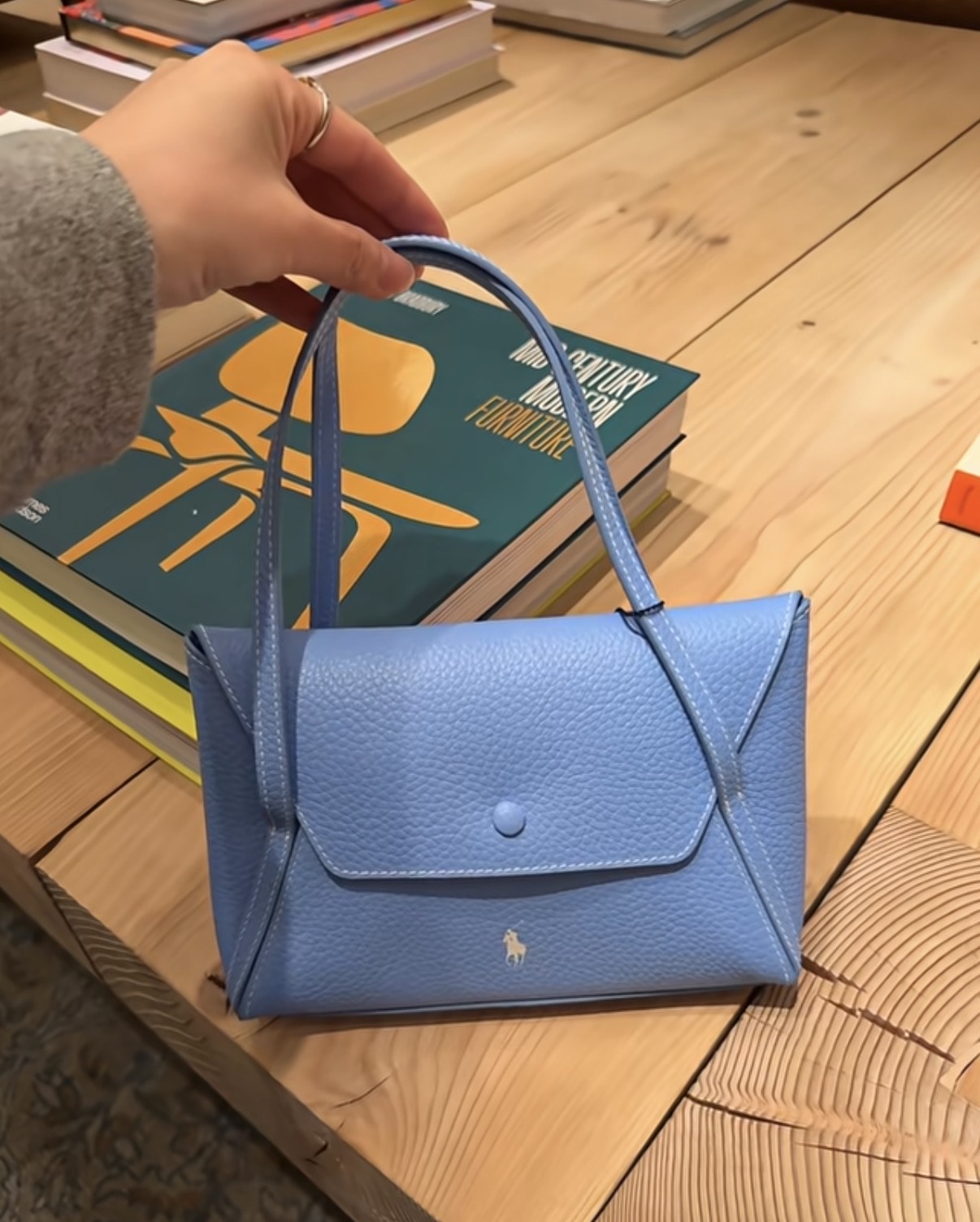 Revolve 全場正價品8折！Polo 棒球帽顏色爆炸多！